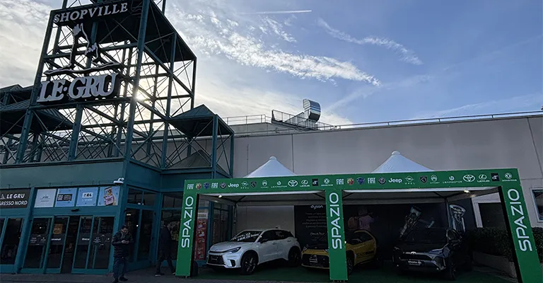 centro commerciale le gru con auto di spazio group esposte